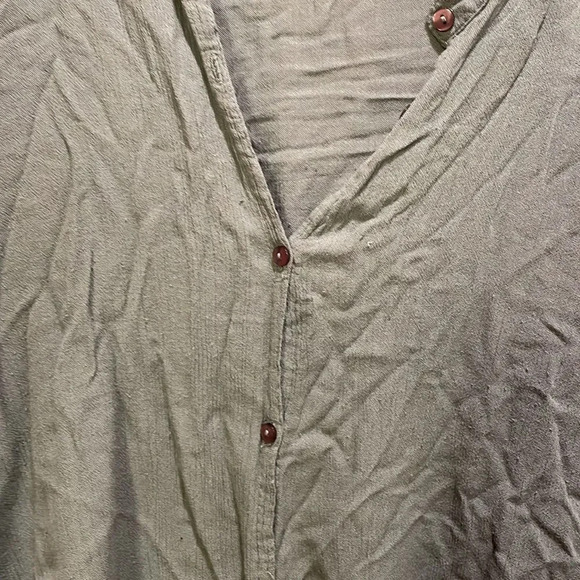 O’NEIL woman’s light green button up light weight top - Picture 3 of 9